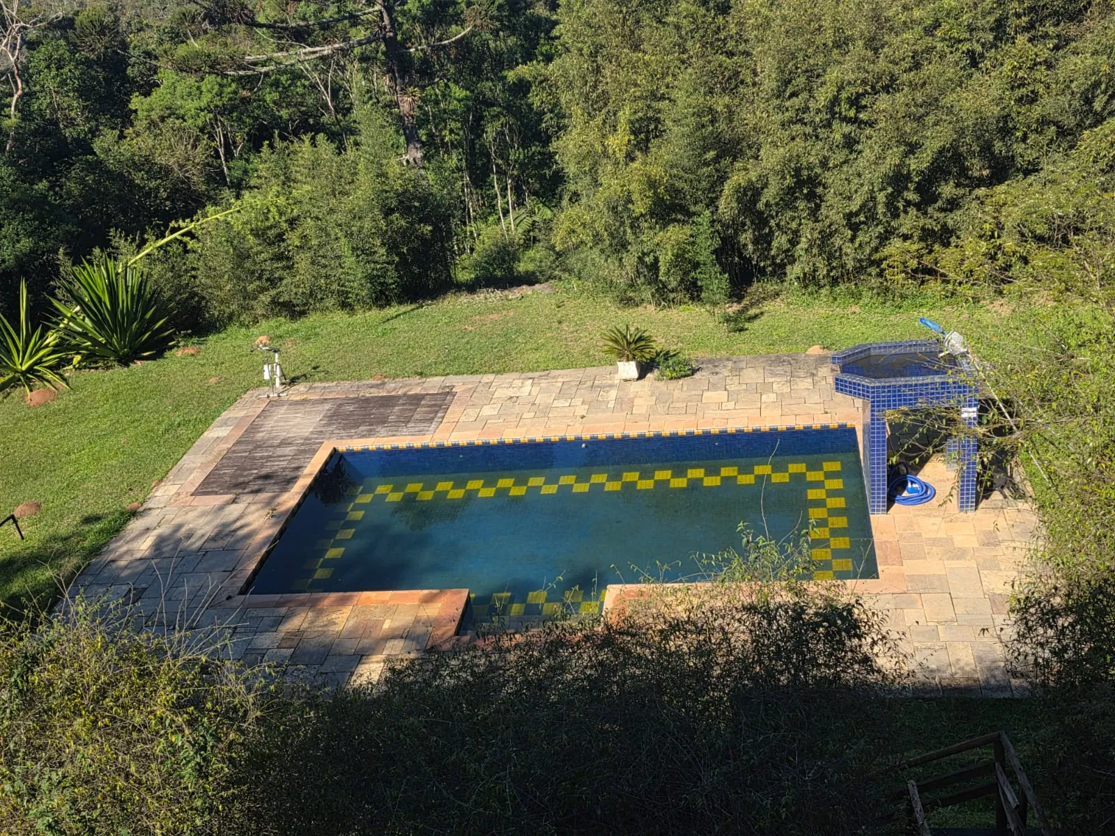 Jardim e área verde da comunidade terapêutica