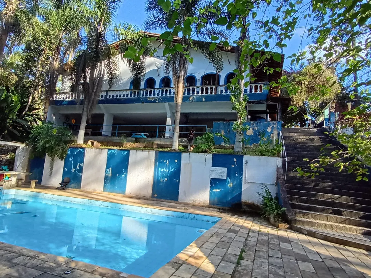 Área de lazer com piscina